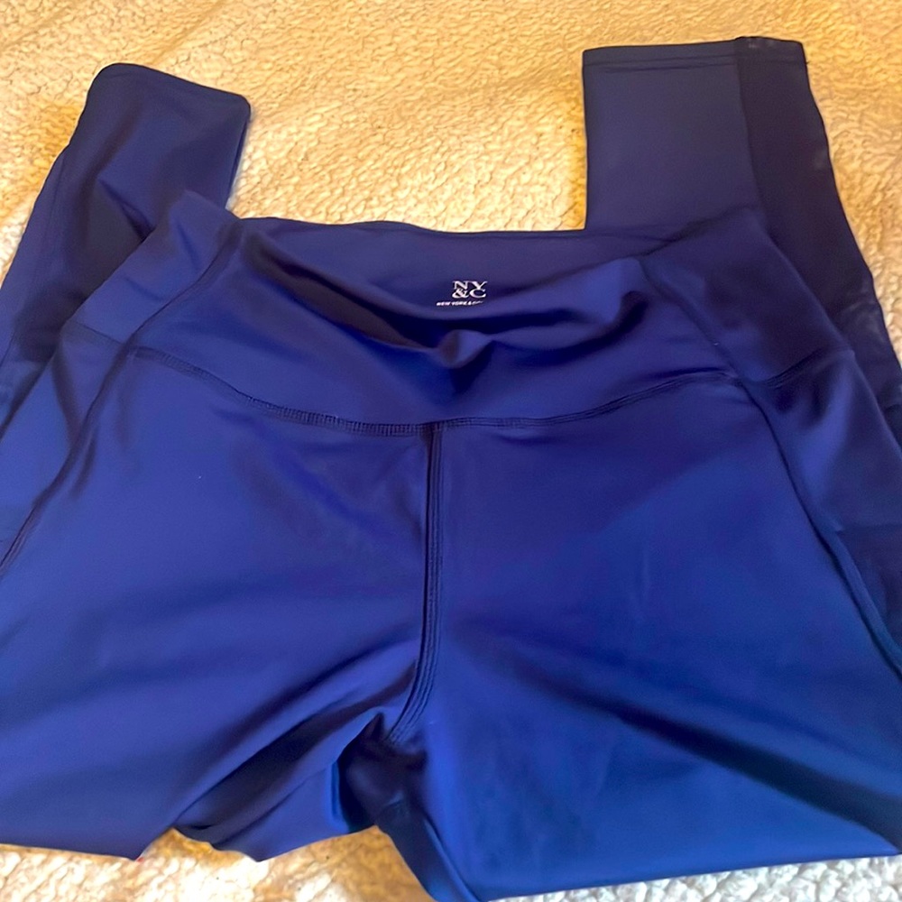New York & Company Cropped Leggings W/ pockets and mesh detail. Size M.